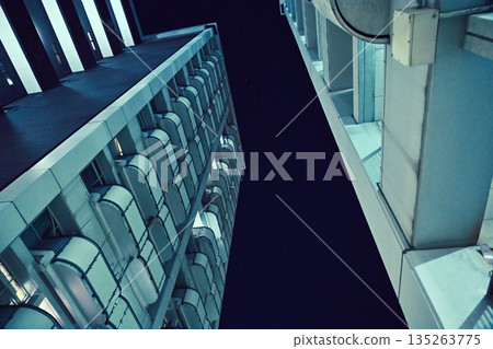 公共住宅在夜晚會顯得有些陰森恐怖。 135263775