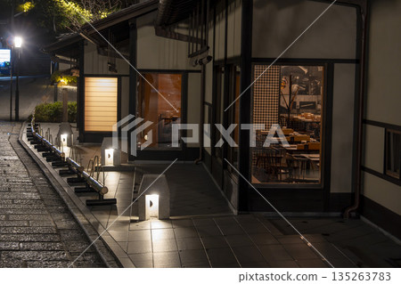 冬日九坂(九坂)-京都府東山區黎明前的街景 冬日九坂(九坂)-京都府東山區黎明前的街景 135263783