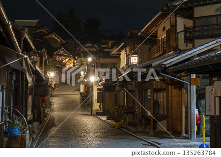 Winter Ninenzaka (Ninenzaka) - Townscape before dawn, Higashiyama Ward, Kyoto City 135263784