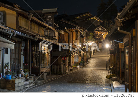 冬日九坂(九坂)-京都府東山區黎明前的街景 冬日九坂(九坂)-京都府東山區黎明前的街景 135263785