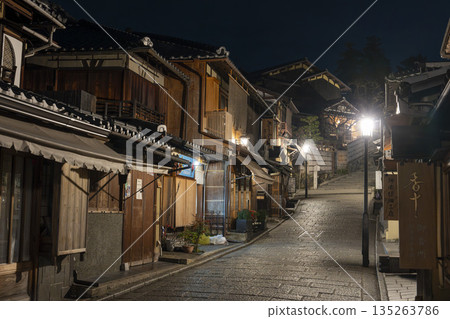 Winter Ninenzaka (Ninenzaka) - Townscape before dawn, Higashiyama Ward, Kyoto City 135263786
