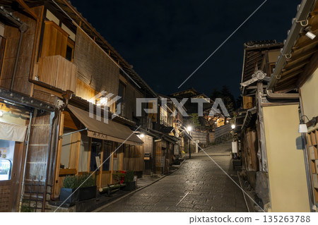 Winter Ninenzaka (Ninenzaka) - Townscape before dawn, Higashiyama Ward, Kyoto City Winter Ninenzaka (Ninenzaka) - Townscape before dawn, Higashiyama Ward, Kyoto City 135263788