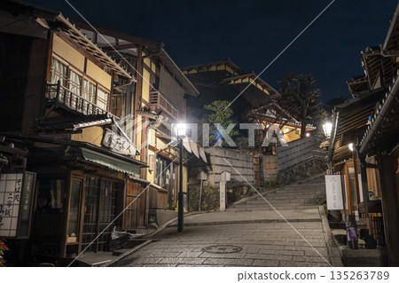 冬日九坂(九坂)-京都府東山區黎明前的街景 冬日九坂(九坂)-京都府東山區黎明前的街景 135263789