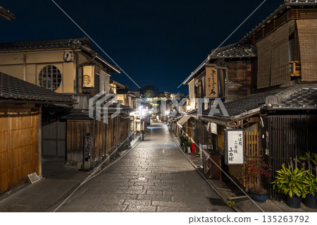 Winter Ninenzaka (Ninenzaka) - Townscape before dawn, Higashiyama Ward, Kyoto City 135263792