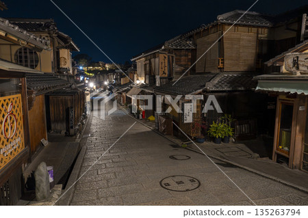 Winter Ninenzaka (Ninenzaka) - Townscape before dawn, Higashiyama Ward, Kyoto City 135263794
