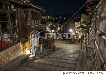 Winter Ninenzaka (Ninenzaka) - Townscape before dawn, Higashiyama Ward, Kyoto City 135263797