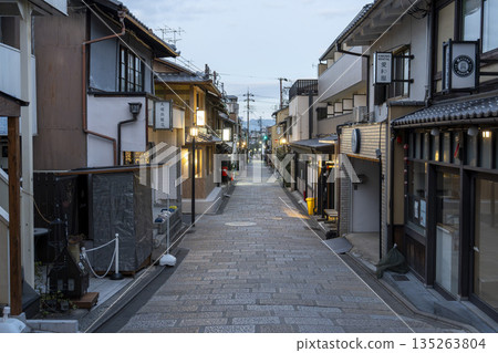 冬日清晨，從法觀寺方向眺望夢見坂，京都府京都市景 135263804