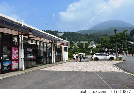 箱根町:箱根蘆之湖觀光船碼頭及元箱根港的遊客 箱根町:箱根蘆之湖觀光船碼頭及元箱根港的遊客 135263857