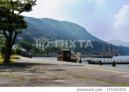 箱根町:蘆之湖沿岸的步道以及元箱根港(觀光船港)週邊的城鎮風光 箱根町:蘆之湖沿岸的步道以及元箱根港(觀光船港)週邊的城鎮風光 135263858