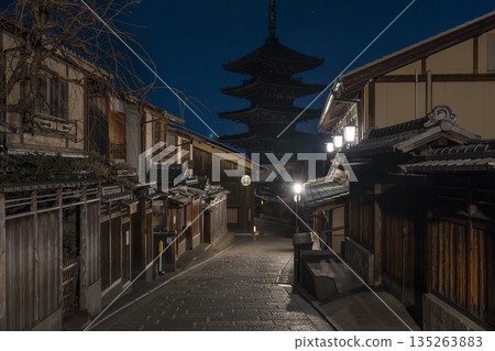 冬日的法觀寺（八坂塔）。清晨的城市景觀。京都府京都市。 135263883