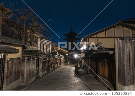 Hokanji Temple (Yasaka Pagoda) in winter. Early morning cityscape. Kyoto City, Kyoto Prefecture. 135263884