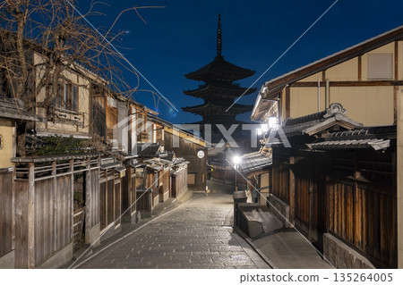 冬日的法觀寺（八坂塔）。清晨的城市景觀。京都府京都市。 135264005