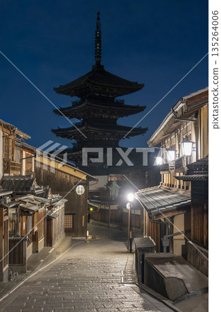 冬日的法觀寺(八坂塔)。清晨的城市景觀。京都府京都市。 冬日的法觀寺(八坂塔)。清晨的城市景觀。京都府京都市。 135264006