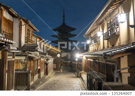 冬日的法觀寺(八坂塔)。清晨的城市景觀。京都府京都市。 冬日的法觀寺(八坂塔)。清晨的城市景觀。京都府京都市。 135264007