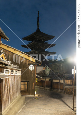 Hokanji Temple (Yasaka Pagoda) in winter. Early morning cityscape. Kyoto City, Kyoto Prefecture. 135264009
