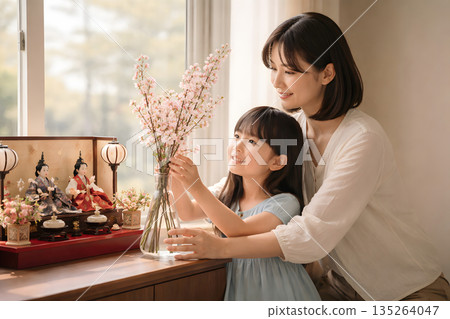Enjoy the morning of Hinamatsuri with peach blossoms 135264047