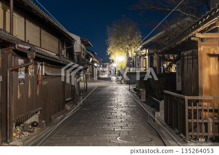 冬季三年坂(三年坂)-京都府東山區清晨街景 冬季三年坂(三年坂)-京都府東山區清晨街景 135264053