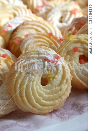 美味的自製環形餅乾 美味的自製環形餅乾 135264386