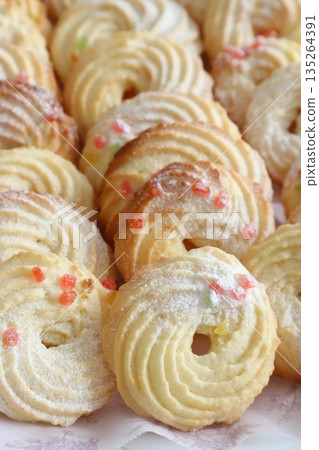 美味的自製環形餅乾 美味的自製環形餅乾 135264391