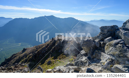 【北阿爾卑斯山】從燒嶽山頂眺望霞澤岳，熱氣騰騰升騰。 135264401
