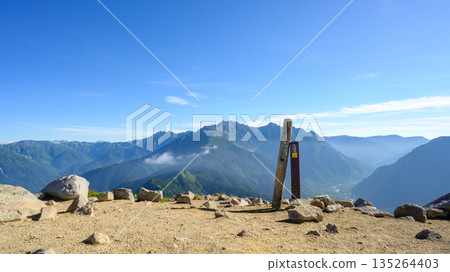 [Northern Alps] View of the Hotaka mountain range and Kamikochi from the summit of Mount Yakedake 135264403