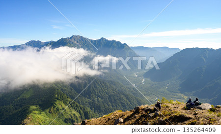 【北阿爾卑斯山脈】從燒嶽山頂眺望穗高山脈和上高地。 【北阿爾卑斯山脈】從燒嶽山頂眺望穗高山脈和上高地。 135264409