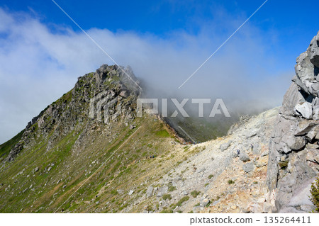 【北阿爾卑斯山】從燒岳北峰眺望南峰。 135264411