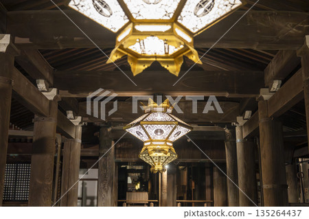 清晨,京都府京都市音羽山清水寺燈火通明的迴廊。 清晨,京都府京都市音羽山清水寺燈火通明的迴廊。 135264437