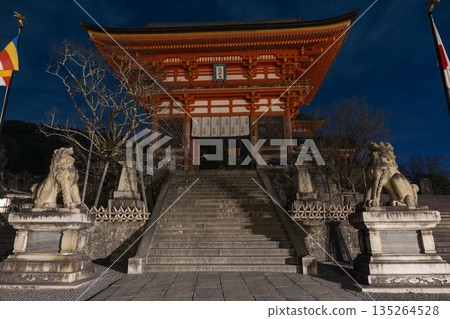 京都府京都市清水寺仁王門音羽山冬景 京都府京都市清水寺仁王門音羽山冬景 135264528
