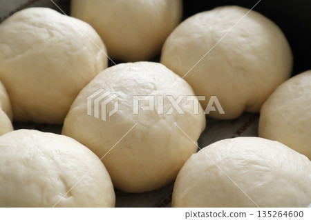 圓形麵包麵團排成一排（撕麵包） 135264600