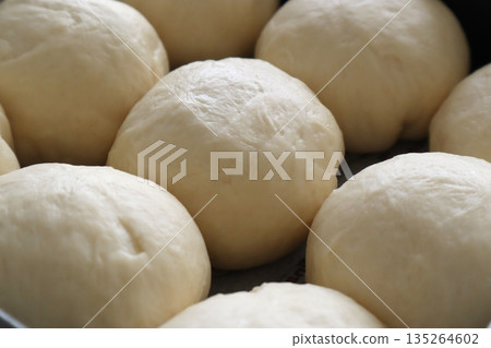 圓形麵包麵團排成一排（撕麵包） 135264602