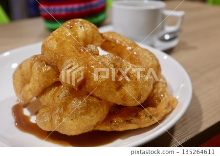 新鮮出爐的秘魯甜甜圈和皮卡羅內斯 新鮮出爐的秘魯甜甜圈和皮卡羅內斯 135264611