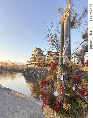 Matsumoto Castle's New Year's decorations (December, Marunouchi, Matsumoto City, Nagano Prefecture) Matsumoto Castle's New Year's decorations (December, Marunouchi, Matsumoto City, Nagano Prefecture) 135265174