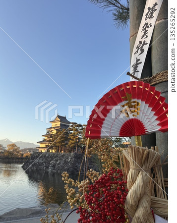 松本城的新年裝飾(近照)(12月,長野縣松本市丸之內) 松本城的新年裝飾(近照)(12月,長野縣松本市丸之內) 135265292