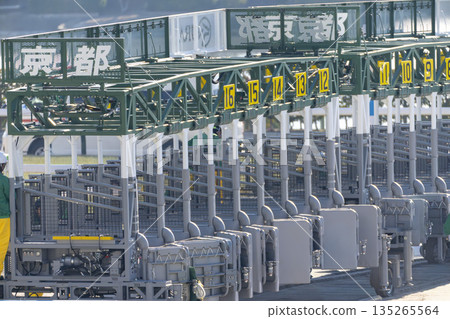 京都府京都市賽馬場大門景色 135265564