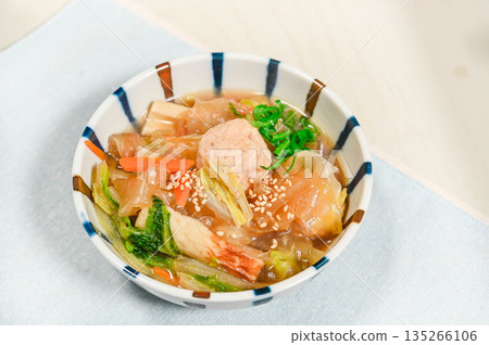 雞肉丸竹輪熱騰騰的火鍋 雞肉丸竹輪熱騰騰的火鍋 135266106