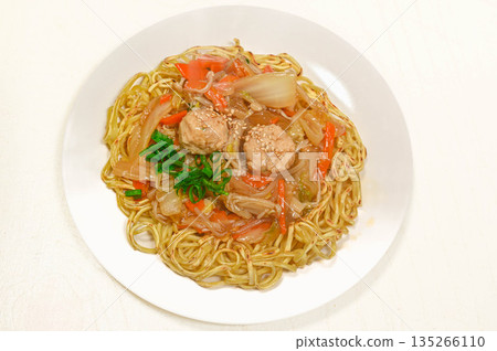 Fried noodles with plenty of vegetables 135266110