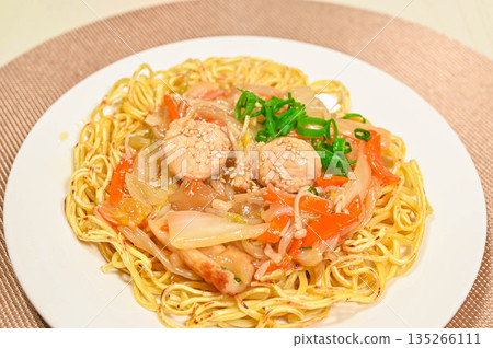 Fried noodles with plenty of vegetables 135266111