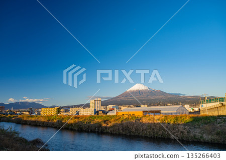 （靜岡縣）受外國遊客歡迎的新拍照勝地：富士山夢之大橋附近景色 135266403