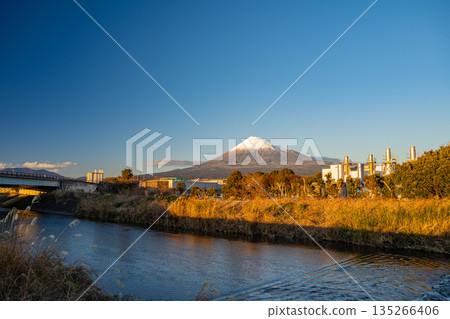 (Shizuoka Prefecture) A new photo spot popular with foreign tourists: Scenery near Mount Fuji's Yume-no-Ohashi Bridge 135266406
