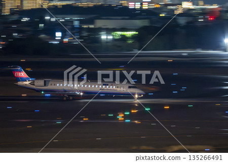 大阪機場（伊丹機場）夜景 - 飛機起飛，大阪府豐中市 135266491