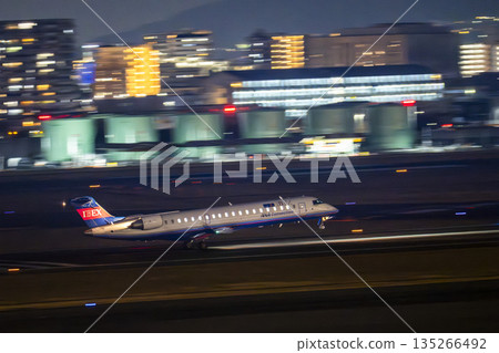大阪機場(伊丹機場)夜景 - 飛機起飛,大阪府豐中市 大阪機場(伊丹機場)夜景 - 飛機起飛,大阪府豐中市 135266492