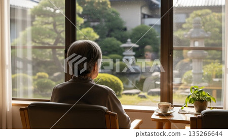 養老院裡的老人們安靜地欣賞花園。 135266644