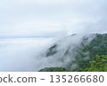 雲霧繚繞的山巒 135266680