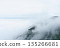 雲霧繚繞的山巒 135266681