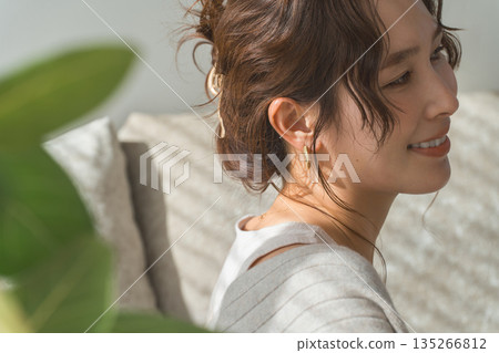 一位佩戴飾品、耳環和耳環的女性側臉 一位佩戴飾品、耳環和耳環的女性側臉 135266812