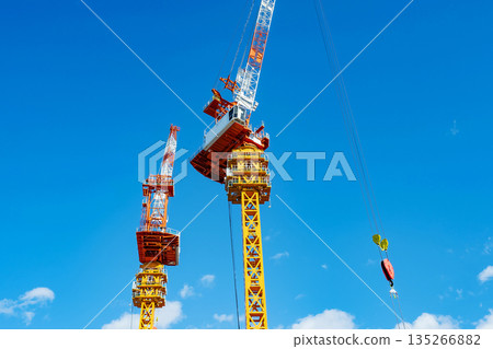 建築工地大型起重機 135266882