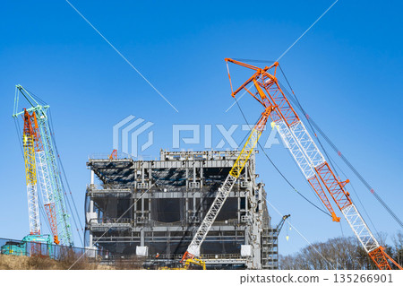 建築工地大型起重機 135266901