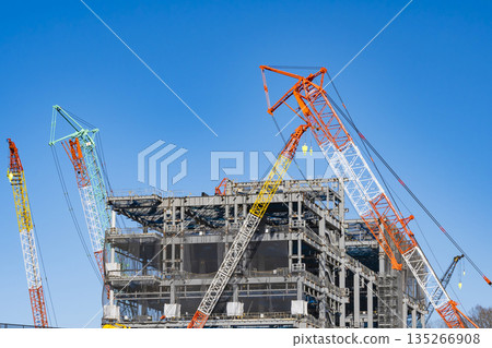 建築工地大型起重機 135266908