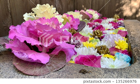 愛知縣岡崎市菅尾神宮一月花水盆（菊花、玫瑰、康乃馨和松果） 135266976